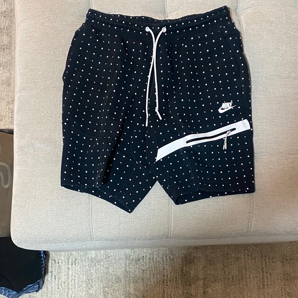 Nike Men's Black and White Athletic Sweat Shorts